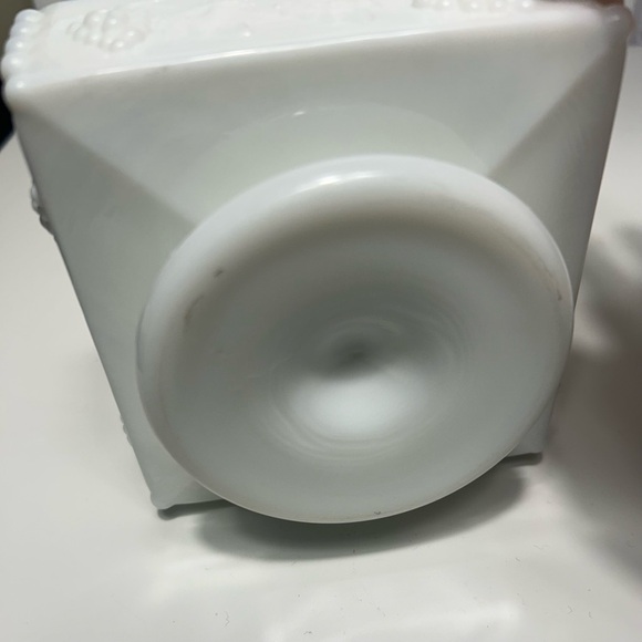 Westmoreland Della Robbia Pattern Milk Glass Compote Grape Vine Relief
#0305241 - Picture 13 of 16